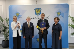 Wyróżnienie Powiatu Cieszyńskiego odbiera Andrzej Łukasiak zawodnik IKS Cieszyn.