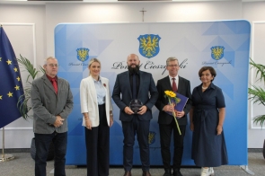 Nagrodę  za 1 miejsce w Igrzyskach Młodzieży odbierają reprezentanci Szkoły Podstawowej nr 8 im. Krystyny Bochenek w Skoczowie.