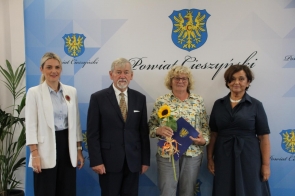 Wyróżnienie Powiatu Cieszyńskiego w imieniu Przemysława Koneckiego odbiera Anna Stanieczek trenerka LUKS "Orlik" Goleszów.