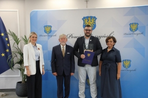 Nagrodę Powiatu Cieszyńskiego w imieniu Marcina Szei i Jarosława Szei odbiera Paweł Sztefek Burmistrz Miasta Ustroń.