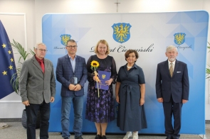 Nagrodę za 2 miejsce w Igrzyskach Dzieci odbierają reprezentanci Szkoły Podstawowej nr 1 w Ustroniu.