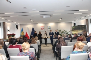 Uroczystość w Starostwie Powiatowym. Aktorzy części artystycznej.