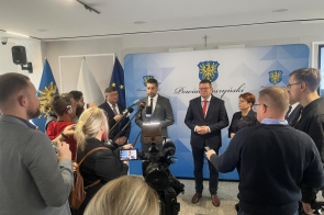 Briefing prasowy. Na zdjęciu dziennikarze,  podsekretarz staniu w Ministerstwie Infrastruktury Przemysław Koperski, członek zarządu powiatu Jerzy Pilch, Burmistrz Cieszyna Gabriela Staszkiewicz i przedstawiciele Wód Polskich