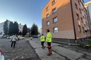 Ekipa remontowa przygotowuje teren budowy