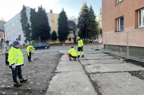 Ekipa remontowa przygotowuje teren budowy