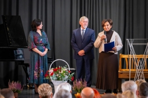 Jubileusz LO im. Pawła Stalmacha. Na zdjęciu gratulacje składają Przewodniczacy Rady Powiatu Stanisław Kubicius i Janina Żagan Starosta Cieszyński