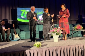 75-lecie ZS im. W. Szybińskiego moment wręczenia laudcji przez samorząd powiatowy.