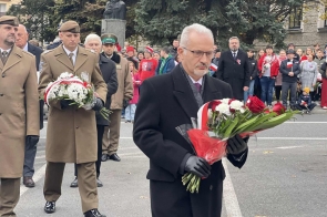 Wicestarosta Mieczysław Szczurek składa kwiaty podczas uroczystości w Cieszynie