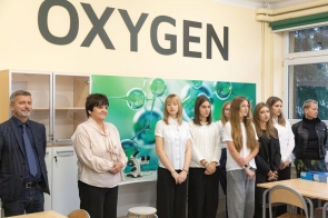 Otwarcie nowej pracowni w ZS im. W.Szybińskiego na zdjeciu uczniowie wraz z przedstawicielami powiatu