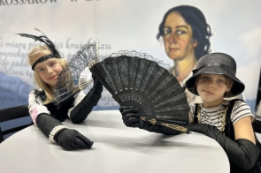 Młodzież w przebraniach z epoki Zofii Kossak