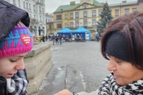 Starosta Cieszyńska wrzuca datek do puszki w Cieszynie038349-n