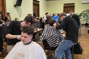 Sala w ZST - zmagania konkursowe barberów