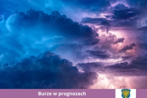 Ciemne, gęste chmury burzowe rozświetlają błyskawice w odcieniach fioletu i niebieskiego. U dołu umieszczono pasek w kolorze fioletowym z informacją o aktywnym alercie RCB i herbem Powiatu Cieszyńskiego.