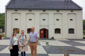 Fotografia: Dom Przyrodnika w Hażlachu. Od lewej: Olga Vitoš, Małgorzata Bryl-Sikorska, wójt gminy Hażlach, Grzegorz Sikorski