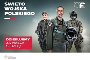 Trójka żołnierzy Wojska Polskiego w mundurach reprezentujących różne formacje: piechotę, siły powietrzne i jednostki specjalne, stoi na tle hasła „Święto Wojska Polskiego. Dziękujemy za Waszą służbę!”.