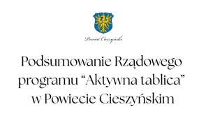 Herb Powiatu Cieszyńskiego umieszczony nad napisem: „Podsumowanie Rządowego programu Aktywna tablica w Powiecie Cieszyńskim, czarne napisy na białym tle.