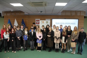 zdjęcie grupowe wszystkich uczestników konkursu fotograficznego "Kolory smutku, odcienie radości – uchwycone w obiektywie, emocje w fotografii…”