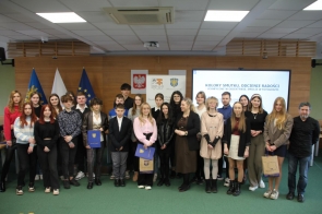 zdjęcie grupowe wszystkich uczestników konkursu fotograficznego "Kolory smutku, odcienie radości – uchwycone w obiektywie, emocje w fotografii…”