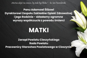 Na czarnym tle treść kondolencji białymi literami po prawej stronie lilią