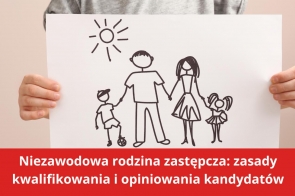 Grafika przedstawia dziecko, które trzyma rysunek z dziecięcą ilustracją rodziny – dwie osoby dorosłe (kobieta i mężczyzna) trzymają za ręce dwoje dzieci, z których jedno ma w rękach piłkę. Nad nimi widnieje słońce. Na dole obrazu, na czerwonym tle, pojawia się tekst: „Niezawodowa rodzina zastępcza: zasady kwalifikowania i opiniowania kandydatów”. 