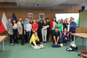 „4 minuty, które decydują o życiu” - młodzież powiatowych szkół szkoli się z pierwszej pomocy! zdjęcie grupowe