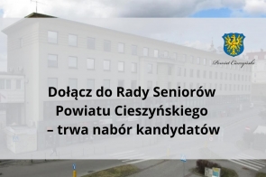 Komunikat „Dołącz do Rady Seniorów Powiatu Cieszyńskiego – trwa nabór kandydatów” umieszczony na półprzezroczystym tle z widokiem budynku Starostwa Powiatowego w Cieszynie. W prawym górnym rogu widnieje herb Powiatu Cieszyńskiego.