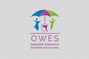 Logo OWES przedstawia trzy stylizowane postacie ludzkie (w tym jedną na wózku inwalidzkim) pod kolorowym parasolem. 