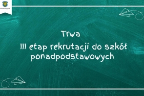 Zielona tablica szkolna z białą ramką. Na jej tle znajduje się napis: "Trwa III etap rekrutacji do szkół ponadpodstawowych", wykonany białą, kredową czcionką. W lewym górnym rogu grafiki widoczna jest biała zakładka. W prawym dolnym rogu znajduje się rysunek papierowego samolotu, który pozostawia za sobą przerywaną linię, symbolizującą jego lot. Całość nawiązuje do szkolnej estetyki i tematów edukacyjnych.
