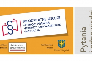 Grafika promuje nieodpłatne usługi prawne i obywatelskie, realizowane w ramach zadania zleconego przez Ministerstwo Sprawiedliwości.  Centralna część grafiki zawiera prostokątne pole z białym tłem, na którym umieszczone jest logo z symbolami prawnymi oraz napis "NIEODPŁATNE USŁUGI - POMOC PRAWNA - PORADY OBYWATELSKIE - MEDIACJA" w kolorze niebieskim.  Po lewej stronie, na pomarańczowym tle, widnieją dwa mniejsze napisy:  U góry: "Zadanie zlecone przez:" z logo Ministerstwa Sprawiedliwości. Na dole: "Realizowane przez:" z herbem Powiatu Cieszyńskiego i podpisem "Powiat Cieszyński". Po prawej stronie grafiki znajduje się szary pasek z napisem pionowym "Pytania i odpowiedzi", co sugeruje, że dokument zawiera sekcję Q&A dotyczącą oferowanych usług.