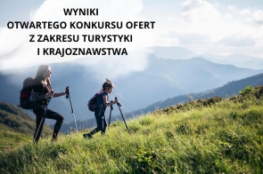 Grafika przedstawiająca prawdopodobnie matkę z córką podczas górskiej wycieczki na co wskazuje otoczenie gór i trekkingowy strój bohaterek zdjęcia.
