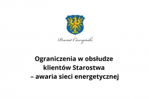  Na środku białego tła umieszczono herb Powiatu Cieszyńskiego z czarnym napisem „Powiat Cieszyński” poniżej. Pod nim znajduje się pogrubiony komunikat o ograniczeniach w obsłudze klientów z powodu awarii sieci energetycznej.