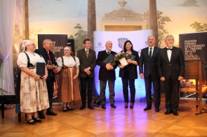 Szerszniki 2022 rozdane - zdjęcie grupowe nagrodzonych w towarzystwie Władz Powiatu Cieszyńskiego