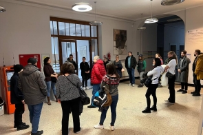 grupa uczestników zwiedzania w holu budynku głównego Uniwersytetu Śląskiego w Cieszynie