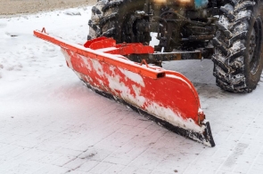 Na zdjęciu widać pług śnieżny. 