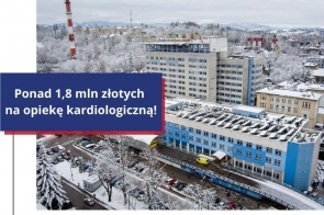 Zimowe zdjęcie lotnicze Szpitala Śląskiego, otoczonego zaśnieżonymi drzewami i budynkami. Po lewej stronie znajduje się granatowy prostokąt z napisem „Ponad 1,8 mln złotych na opiekę kardiologiczną!”. Na dole umieszczono logotypy i oznaczenia programu „Krajowy Plan Odbudowy”, „Rzeczpospolita Polska”, Unii Europejskiej oraz Ministerstwa Zdrowia.