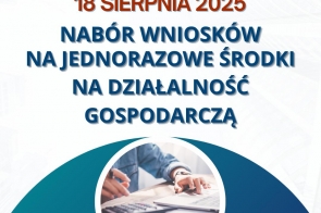 Plakat informuje o naborze wniosków na dotacje na działalność gospodarczą od 18 sierpnia 2025.Na dole widoczne jest zdjęcie dłoni osoby pracującej przy biurku – jedna trzyma długopis, druga obsługuje kalkulator obok laptopa.