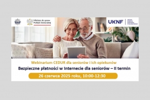 Starsza para siedzi na kanapie z laptopem. Obok nich logo Ministerstwa i UKNF. Tekst zaprasza na webinarium o bezpiecznych płatnościach online dla seniorów. Data: 26 czerwca 2025, godz. 10:00-12:30.