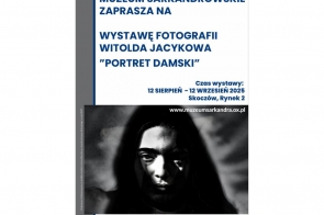  Plakat w granatowo-białej kolorystyce informuje o wystawie fotografii Witolda Jacykowa . Centralnie umieszczone jest czarno-białe zdjęcie kobiecej twarzy w ostrym świetle i cieniu, nadające całości tajemniczy, dramatyczny charakter. Na dole widnieją logotypy patronów i organizatorów.