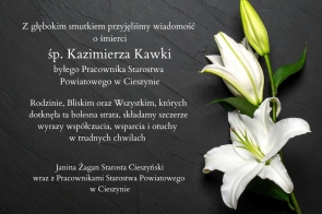 Czarny kamienny blat z dwiema białymi liliami po prawej stronie. Po lewej stronie umieszczony tekst z wyrazami współczucia po śmierci śp. Kazimierza Kawki, byłego pracownika Starostwa Powiatowego w Cieszynie,  zakończony informacją, że kondolencje składa Janina Żagan, Starosta Cieszyński, wraz z pracownikami Starostwa.
