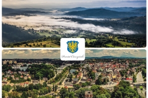 Dwa poziome zdjęcia, na górnym górski, spowity mgłą, krajobraz, na dolnym panorama miasta Cieszyna. Na środku herb powiatu cieszyńskiego.