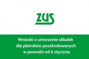 Grafika o charakterze informacyjnym utrzymana w zielono-białej kolorystyce z logo ZUS na górze. W centralnej części napis: „Wnioski o umorzenie składek dla płatników poszkodowanych w powodzi od 6 stycznia”. Przekaz skierowany do osób dotkniętych powodzią, informujący o możliwości składania wniosków o wsparcie.