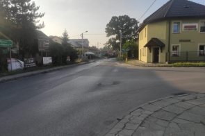 Skrzyżowanie dróg Cieszyńskiej i Katowickiej w miejscowości Pogwizdów - zdjęcie wyróżniające