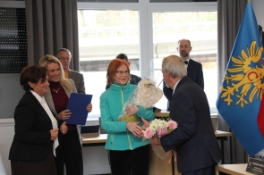 Wręczenie nagrody podczas sesji Rady Powiatu