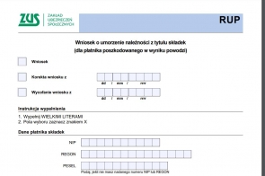 Na grafice znajduje się formularz Zakładu Ubezpieczeń Społecznych (ZUS) z nagłówkiem „Wniosek o umorzenie należności z tytułu składek (dla płatnika poszkodowanego w wyniku powodzi)”. Widoczne są pola do zaznaczenia: „Wniosek”, „Korekta wniosku z” oraz „Wycofanie wniosku z”, a także sekcja na dane płatnika, takie jak NIP, REGON i PESEL.