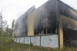 Palący się budynek lokomotywowni w Kaczycach
