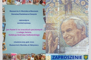 Kolorowe zaproszenie na wystawę znaczków z Janem Pawłem II. Po lewej data i miejsce wydarzenia, po prawej mozaikowy znaczek z wizerunkiem papieża, napisem „40. rocznica wyboru Karola Wojtyły na papieża” i tekstem „ZAPROSZENIE”.