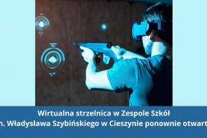 Mężczyzna w okularach VR celuje wirtualnym pistoletem do tarcz na strzelnicy. Napis na dole obrazu: „Wirtualna strzelnica w Zespole Szkół im. Władysława Szybińskiego w Cieszynie ponownie otwarta!”. Zdjęcie promuje ponowne otwarcie strzelnicy.