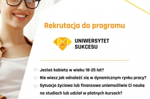 Uśmiechnięta młoda kobieta w okularach, z upiętymi włosami, widoczna z boku. Obok niej biało-żółta grafika promująca program Uniwersytet Sukcesu dla kobiet 18–25 lat, z informacjami i logo Fundacji Digital University.