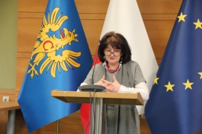 dr Małgorzata Kiereś przy mównicy