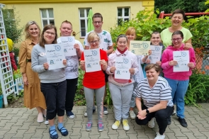  uczniowie Szkoły Przysposabiającej do Pracy przy ZPSWR w Cieszynie odebrali z rąk dyrektora placówki, Pani Agnieszki Kozieł, nagrodę za zajęcie trzeciego miejsca w ogólnopolskim projekcie „Podróże po Polsce”